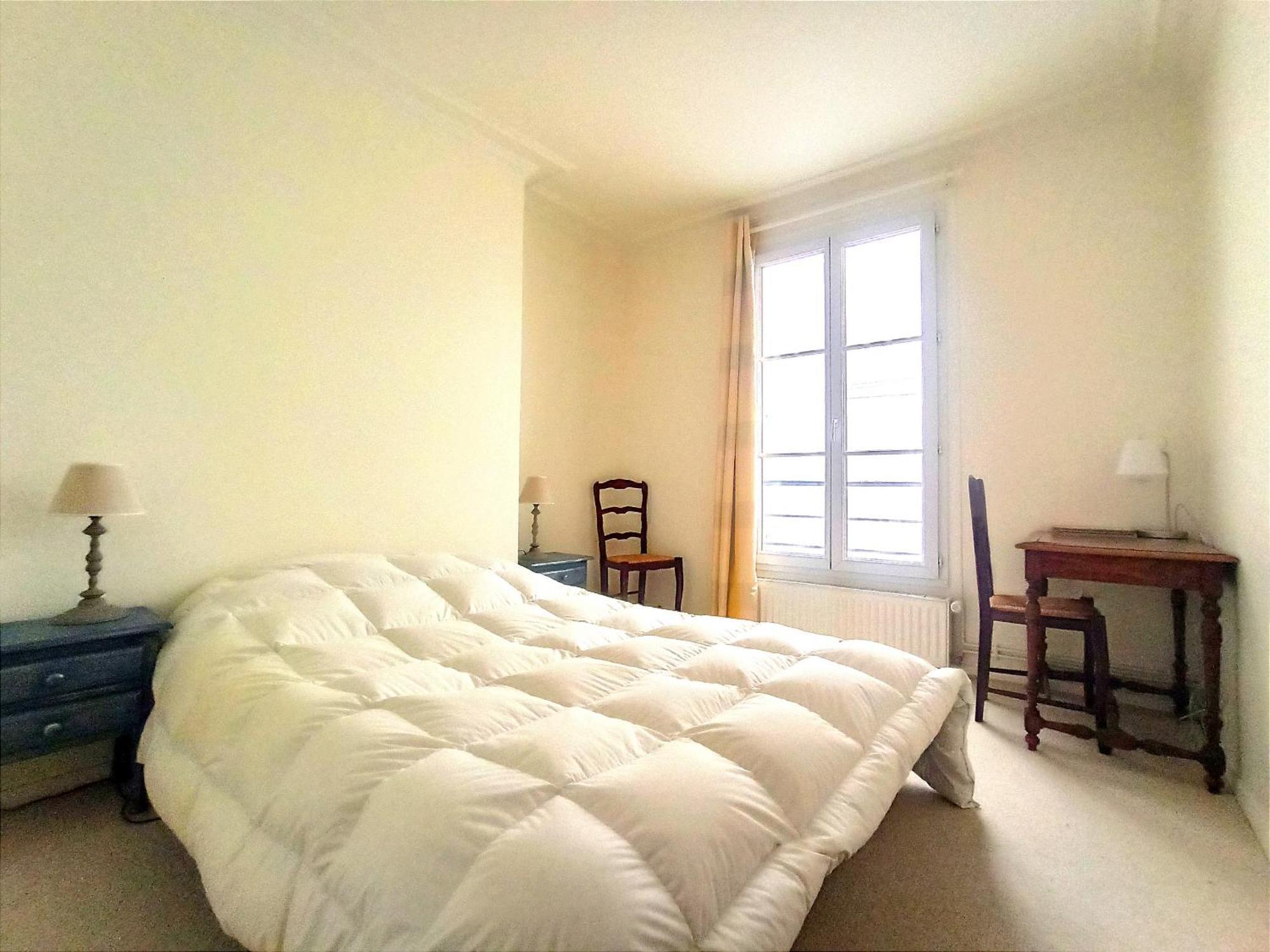 In Near Arc De Triomphe Parigi