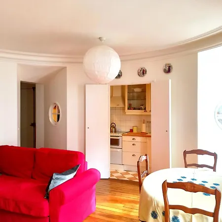 In Near Arc De Triomphe Apartment